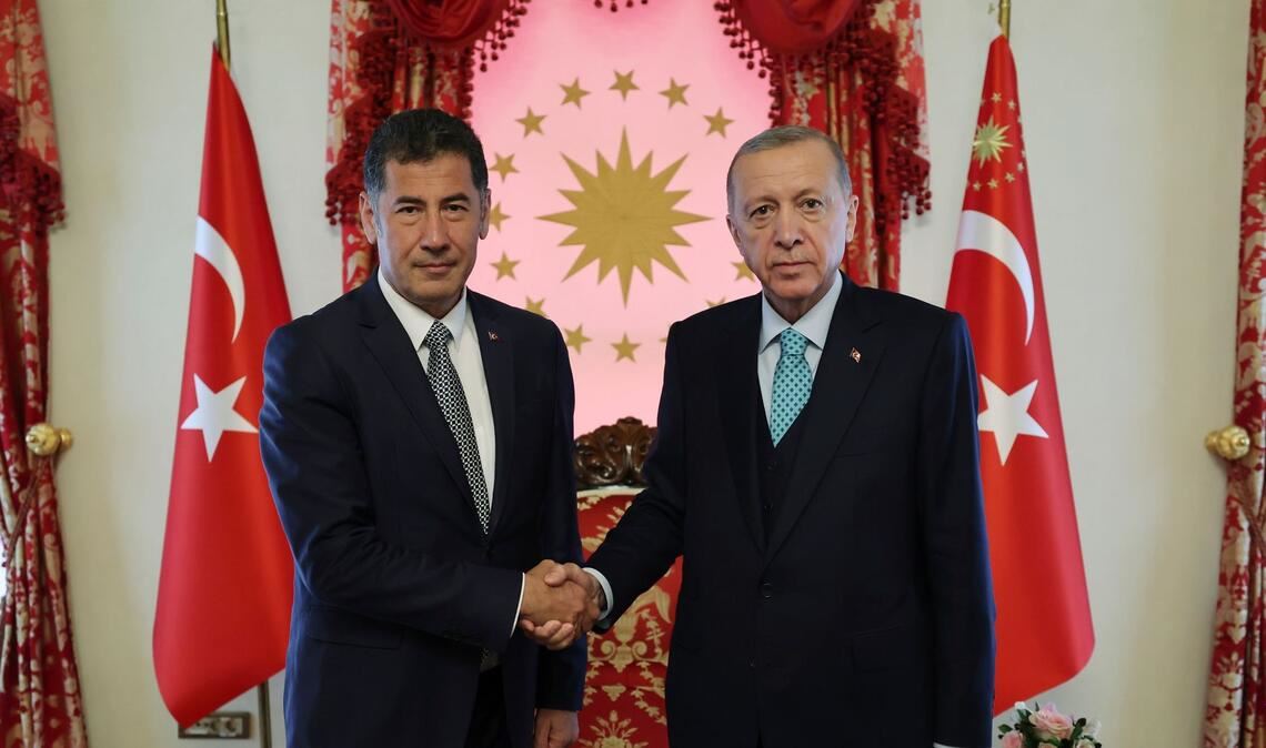Sinan Ogan unterstützt Recep Tayyip Erdogan (r).