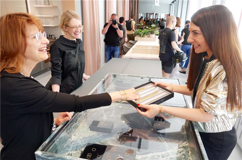 Sind Fans des Schmucks und freuen sich über die mutige Quartiersbelebung durch die Schmuckdesignerin: Kulturamtsleiterin Angelika Drescher (li.) und Emma-Kreativzentrumleiterin Almut Benkert (Mitte) im Gespräch mit Jasmina Jovy. Foto: Roth