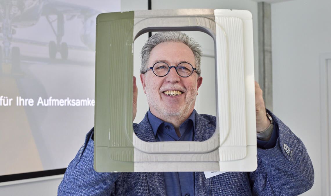 „Sind Sie bereit für den Luftfahrt- und Verteidigungsmarkt?“ Wolfgang Bott vom Büro QUER-Management mit dem Fenster eines Höhenforschungsflugzeugs. Foto: Tilo Keller