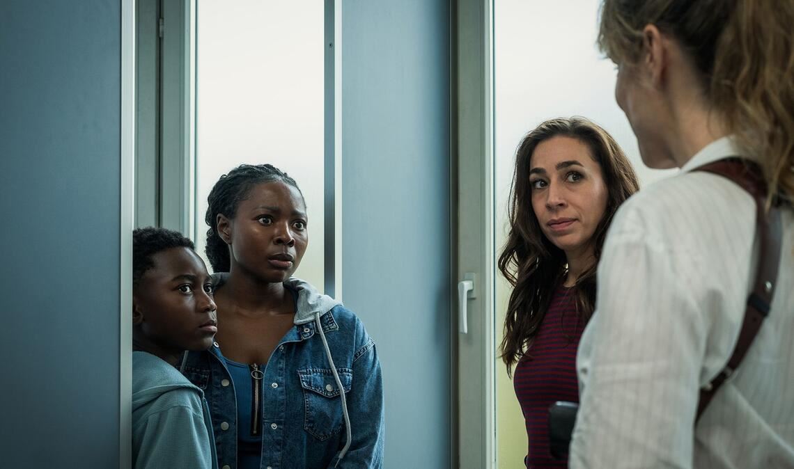 Sind die  beiden in Gefahr? Die Kommissarinnen  Tessa Ott (Carol Schuler, 2.v.r.) und  Isabelle Grandjean (Anna Pieri Zuercher, r.) nehmen Moya Alemu (Nambitha Ben-Mazwi.) und  Yaro Alemu (André Nkot Olinga) sicherheitshalber auf die Wache mit.