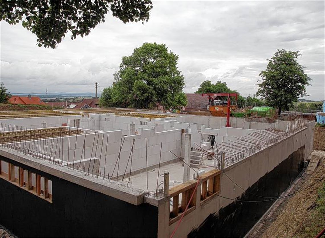Sind im Zeitplan: die Rohbauarbeiten für das Bildungszentrum in Wiernsheim. Diese Woche wird die erste Decke betoniert.