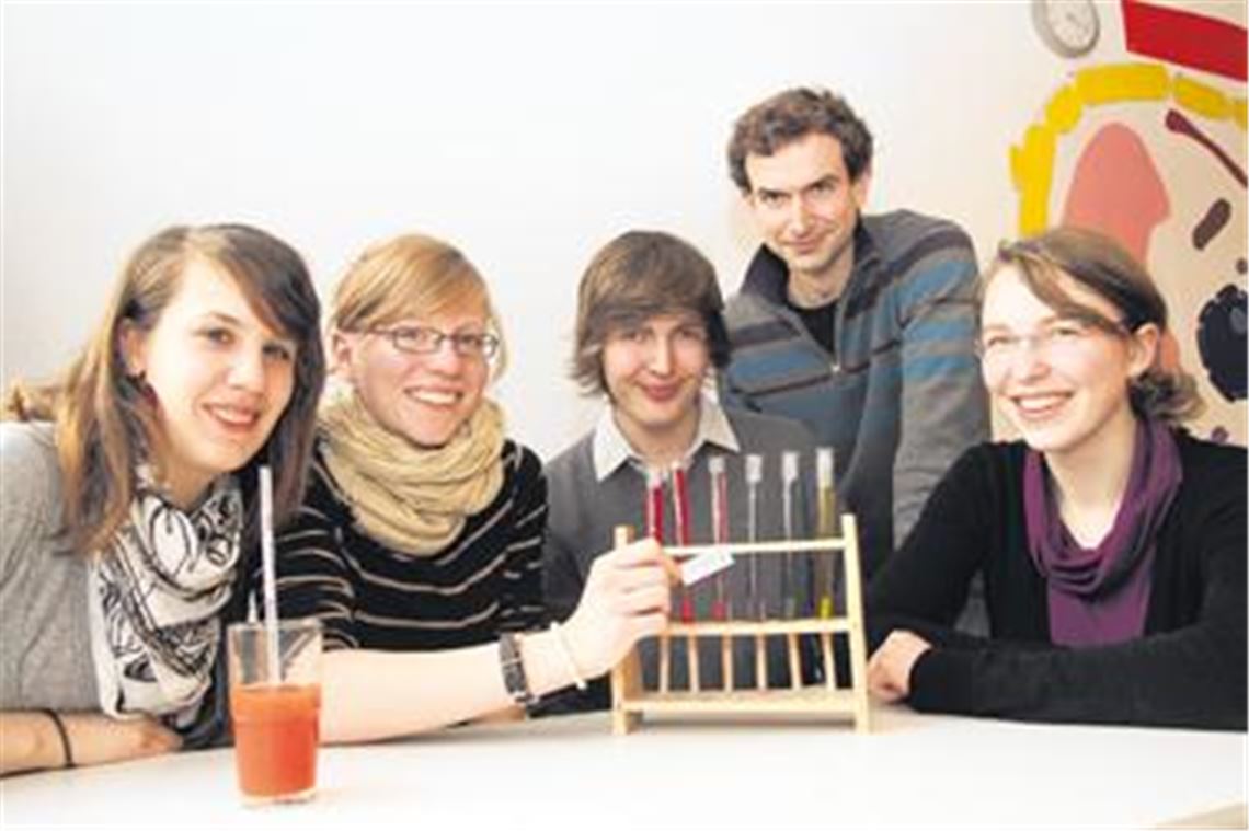 Sind mit dem pH-Strohhalm Zahnkillern auf der Spur: die Blumhardt-Schüler (v. li.) Svenja Ertl, Janine Gunzelmann, Joachim Leu und Rahel Bertsch (re.) sowie Bio-Lehrer Philipp Ulmer. Foto: Hansen