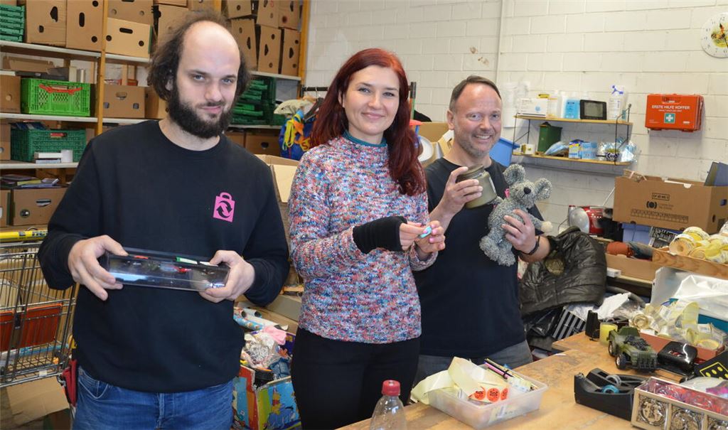 Sind selbst gespannt, was bei ihnen ankommt: die Warenannahme im Gebrauchtwarenkaufhaus mit Etnik, Iwona Rubaszka-Ayachi und Michael Schmalzl (v. li.). Fotos: Bischoff-Krappel