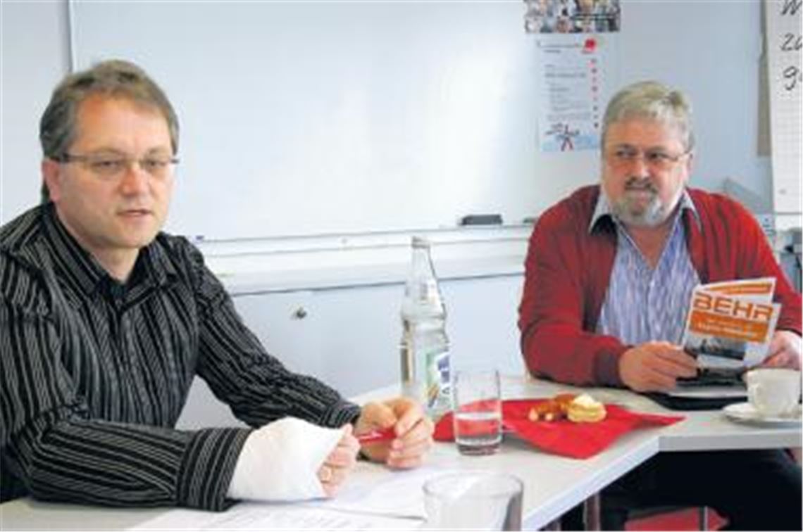 Sind stolz, dass ihre Kollegen durch einen Beschäftigungssicherungsvertrag die Auswirkungen der Wirtschaftskrise nur relativ glimpflich zu spüren bekamen  die wiedergewählten Behr-Betriebsräte Dieter Kiesling (li.) und Heinz Rau.
Foto: Kollros