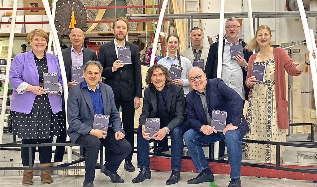 Sind überzeugt vom vielfältigen Angebot des Theaters Pforzheim (stehend v.li.): Swantje Willems, Leiterin „Junges Theater“, Manfred Selzer, stellvertretender geschäftsführender Direktor, Carlo Mertens, Musiktheater- und Konzert-Dramaturg, Julia Maschke, Musiktheaterpädagogin, Guido Markowitz, Ballettdirektor und Chefchoreograf, Andreas Frane, Schauspieldirektor und Stellvertreter des Intendanten, und Ulrike Brambeer, leitende Dramaturgin Schauspiel. Sitzend v.li.: Daniel Inbal, Generalmusikdirektor, Uwe Dürigen, geschäftsführender Direktor, und Markus Hertel, Intendant. Foto: Weber