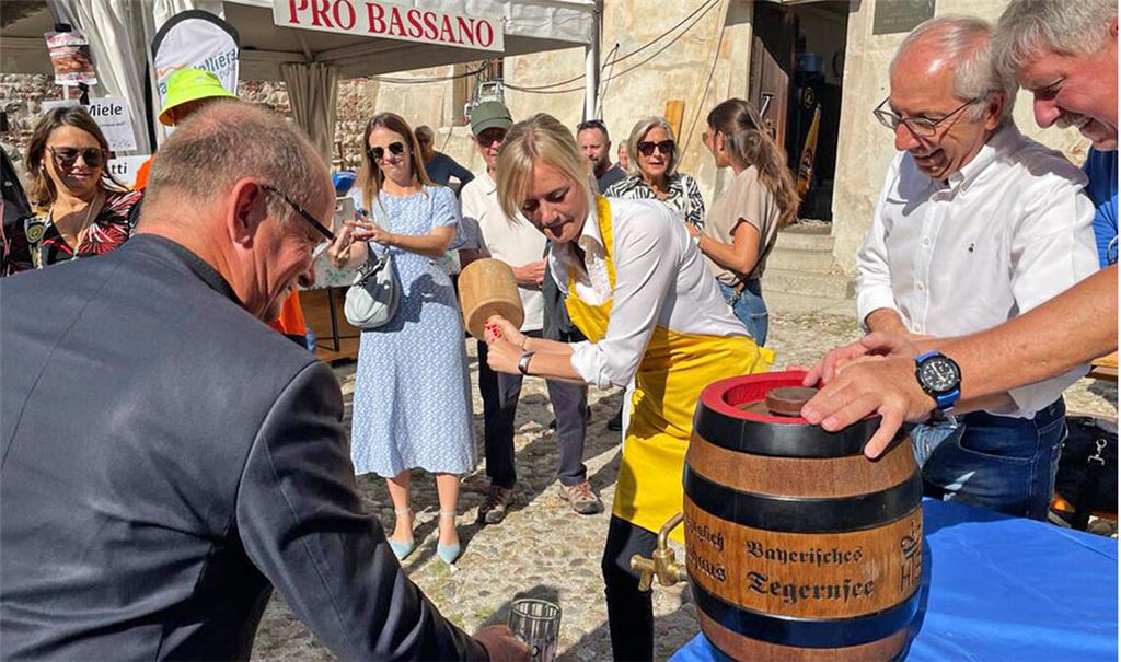 Sindaco Elena Pavan und Bürgermeister Winfried Abicht (li.) beim Fassanstich.