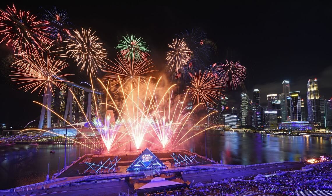 Singapur feiert traditionell mit einem großen Feuerwerk an der Marina Bay. (Archivbild)