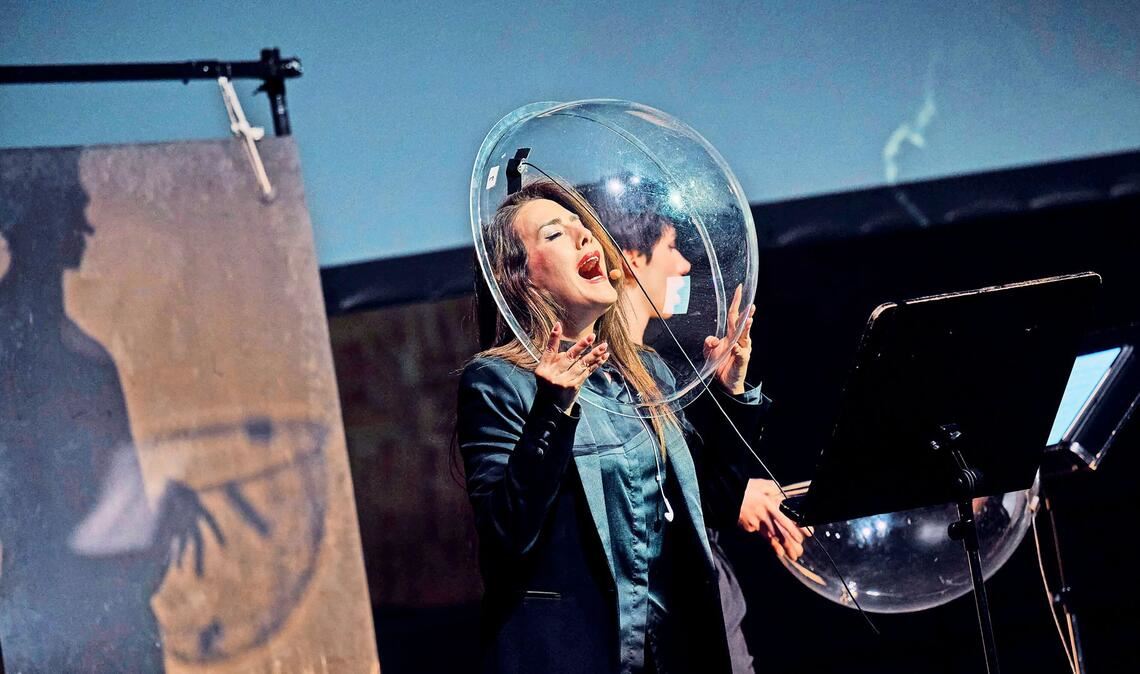 Singen hinter Plastikschüsseln: Die Neuen Vocalsolisten präsentieren  „SCREAdoM“ bei den „Balkan Affairs“.