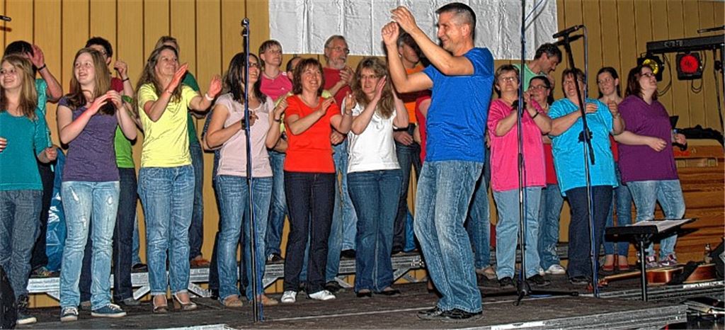 Singen, zum Takt klatschen und Spaß haben: Den Aktiven ist die Freude am Gesang und am Tanzen deutlich anzusehen. Fotos: Filitz