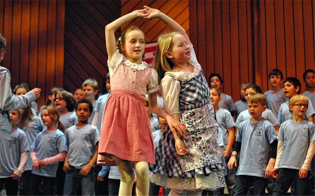 Singend und tanzend um die Welt: Der Chor der Lienzinger Grundschule reiht sich ein in die Schar der Kinder und Jugendlichen, die an vier Tagen für den guten Zweck auf der Bühne stehen.