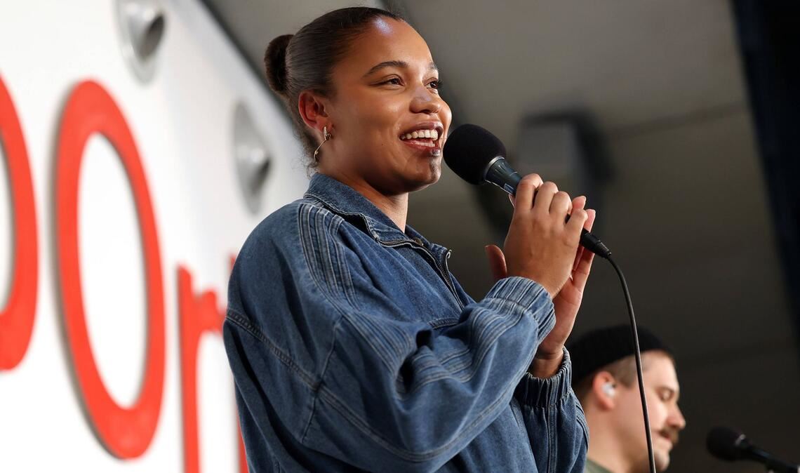 Singende Olympiasiegerin in Stuttgart: Kugelstoßerin Yemisi Ogunleye