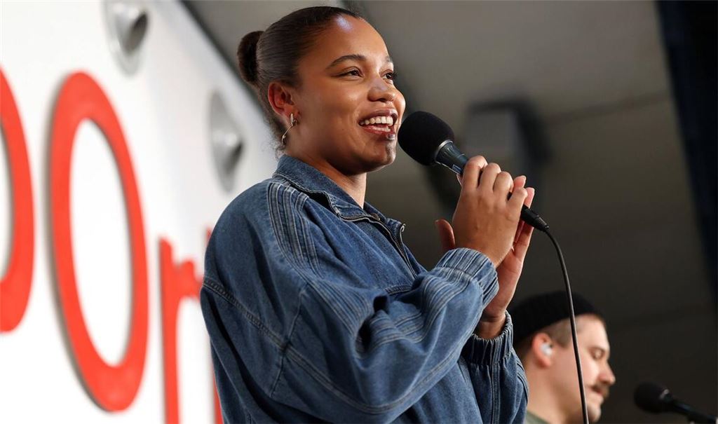 Singende Olympiasiegerin in Stuttgart: Kugelstoßerin Yemisi Ogunleye