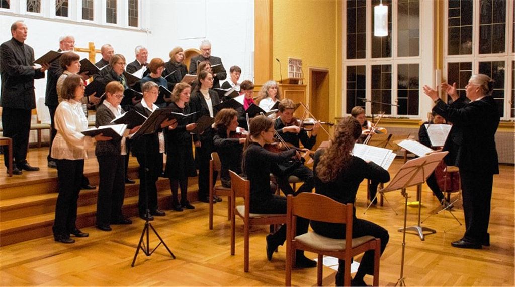 Singkreis und Instrumentalisten unter der Leitung von Heidi Meyer-Frankenberger.
