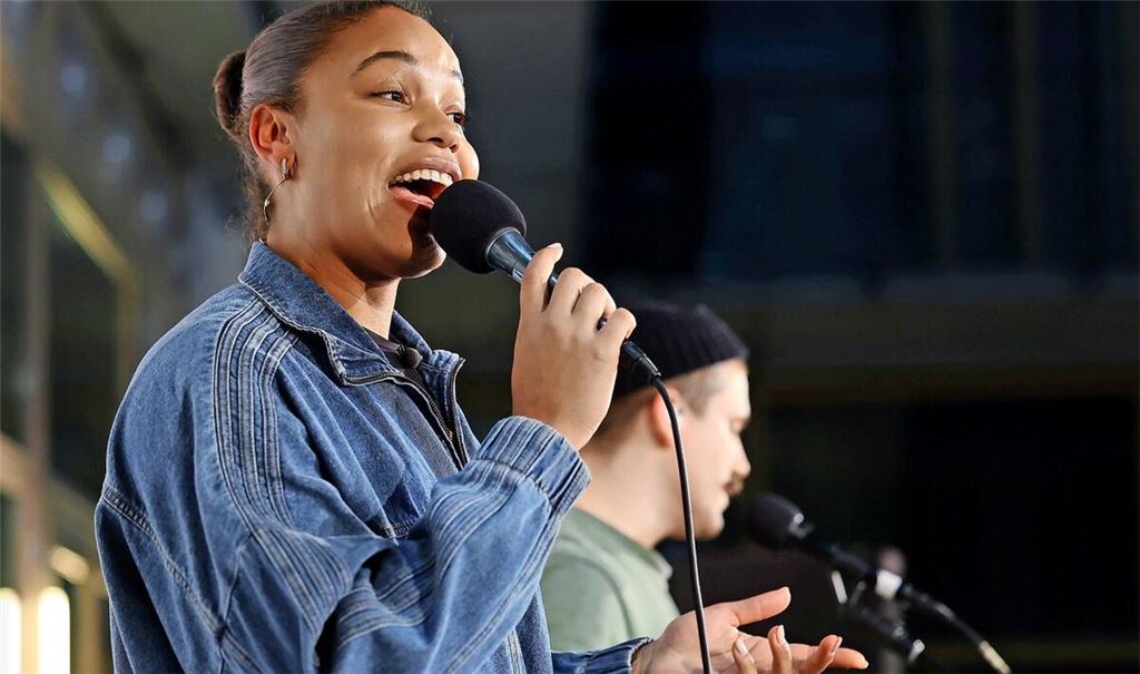 Singt mit Leidenschaft beim „Nachtschicht“-Gottesdienst in Stuttgart den Gospelsong, der für den Olympiasieg von Paris steht: Kugelstoßerin Yemisi Ogunleye