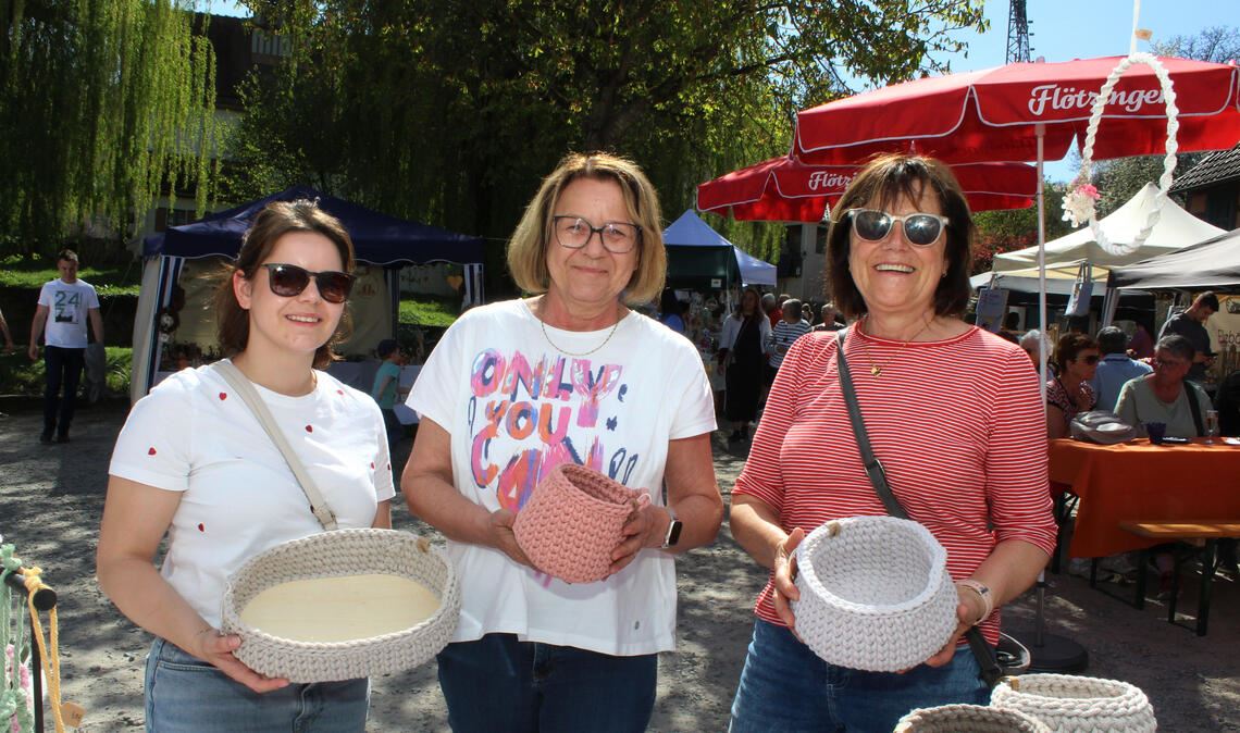 Sinja Schneider, ihre Mutter Silke Stammler und ihre Tante Elke Christian (v.li.) freuen sich am Samstag über den gut besuchten Ostermarkt in Hohenklingen. Foto: Prokoph
