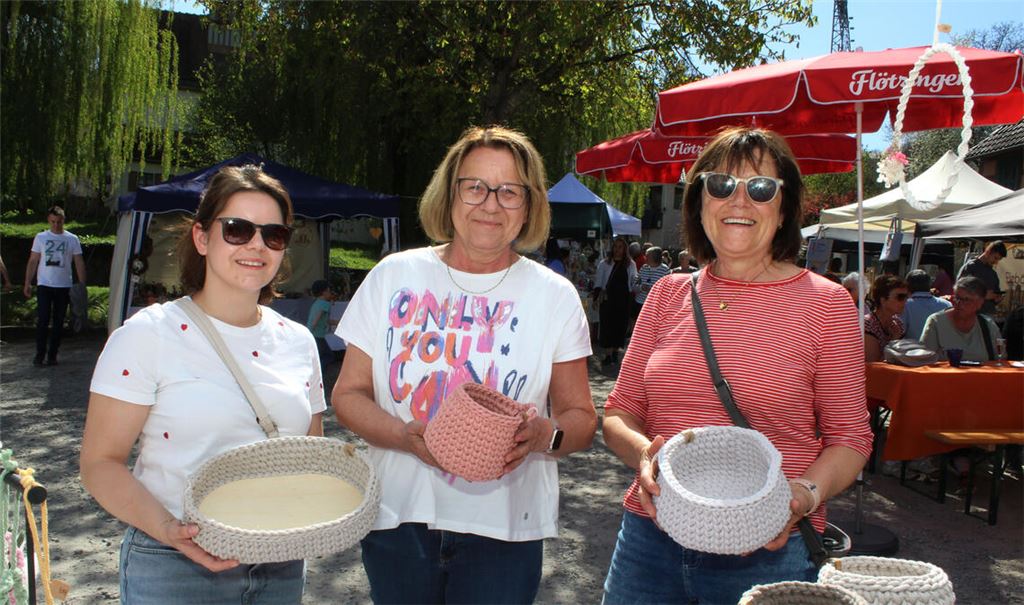 Sinja Schneider, ihre Mutter Silke Stammler und ihre Tante Elke Christian (v.li.) freuen sich am Samstag über den gut besuchten Ostermarkt in Hohenklingen. Foto: Prokoph