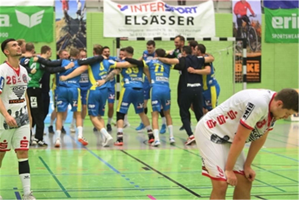 Sinnbild einer Saison: Die SG Pforzheim/Eutingen (Hintergrund) jubelt im November über den Derbysieg, die TGS-Spieler laufen enttäuscht vom Feld. Archivfoto: Rubner