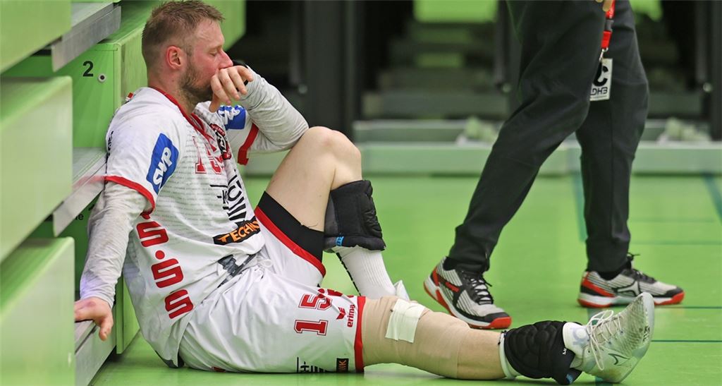 Sinnbild für die Situation der abstiegsbedrohten TGS, die schon die ganze Saison in der dritten Liga mit Verletzungspech zu kämpfen hat: Nach einem Zusammenstoß mit Teamkollege Florian Taafel muss Michal Wysokinski mit einer Blessur am Knie raus. Foto: Müller