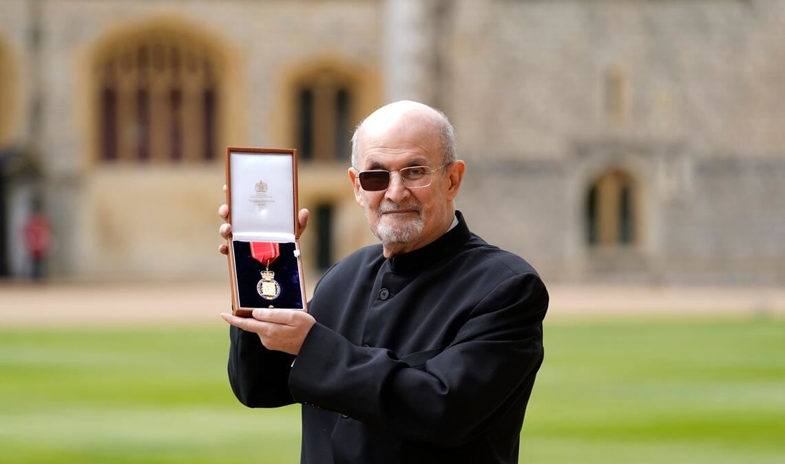Sir Salman Rushdie ist auf Schloss Windsor für seine Verdienste um die Literatur geehrt worden.