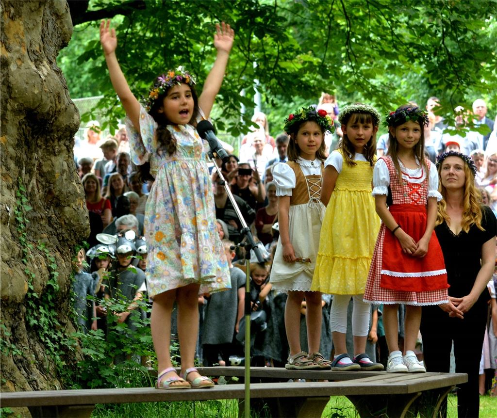S’isch Maiadag!: Hunderte Zuschauer nehmen den Ausruf begeistert auf. Foto: Stahlfeld