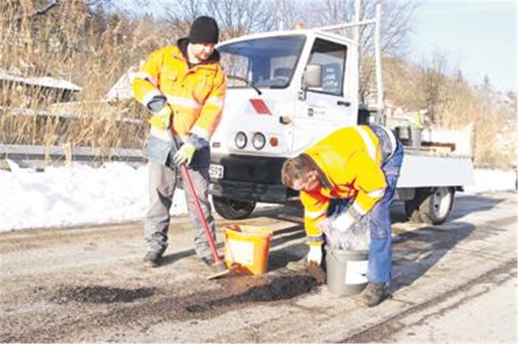 Sisyphusarbeit: Sascha Kolb (li.) und Peter Maier vom Mühlacker Bauhof füllen in der Enzberger Kanalstraße ein Schlagloch mit Kaltasphalt aus. Anschließend wir die Masse verdichtet.
Foto: Franz