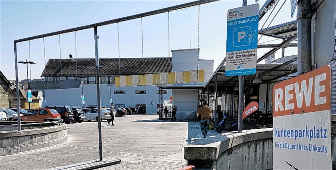 Situation an der Einfahrt zum Rewe-Parkdeck: Auf Augenhöhe der Hinweis von Rewe, dass es sich um einen Kundenparkplatz handelt, in zwei Meter Höhe und außerhalb der normalen Blickrichtung dann das blau-weiße Schild von Park&Control, das eine Vertragsstrafe von 30 Euro androht, falls der Kunde keine Parkscheibe nutzt beziehungsweise länger als zwei Stunden parkt. Foto: Hansen