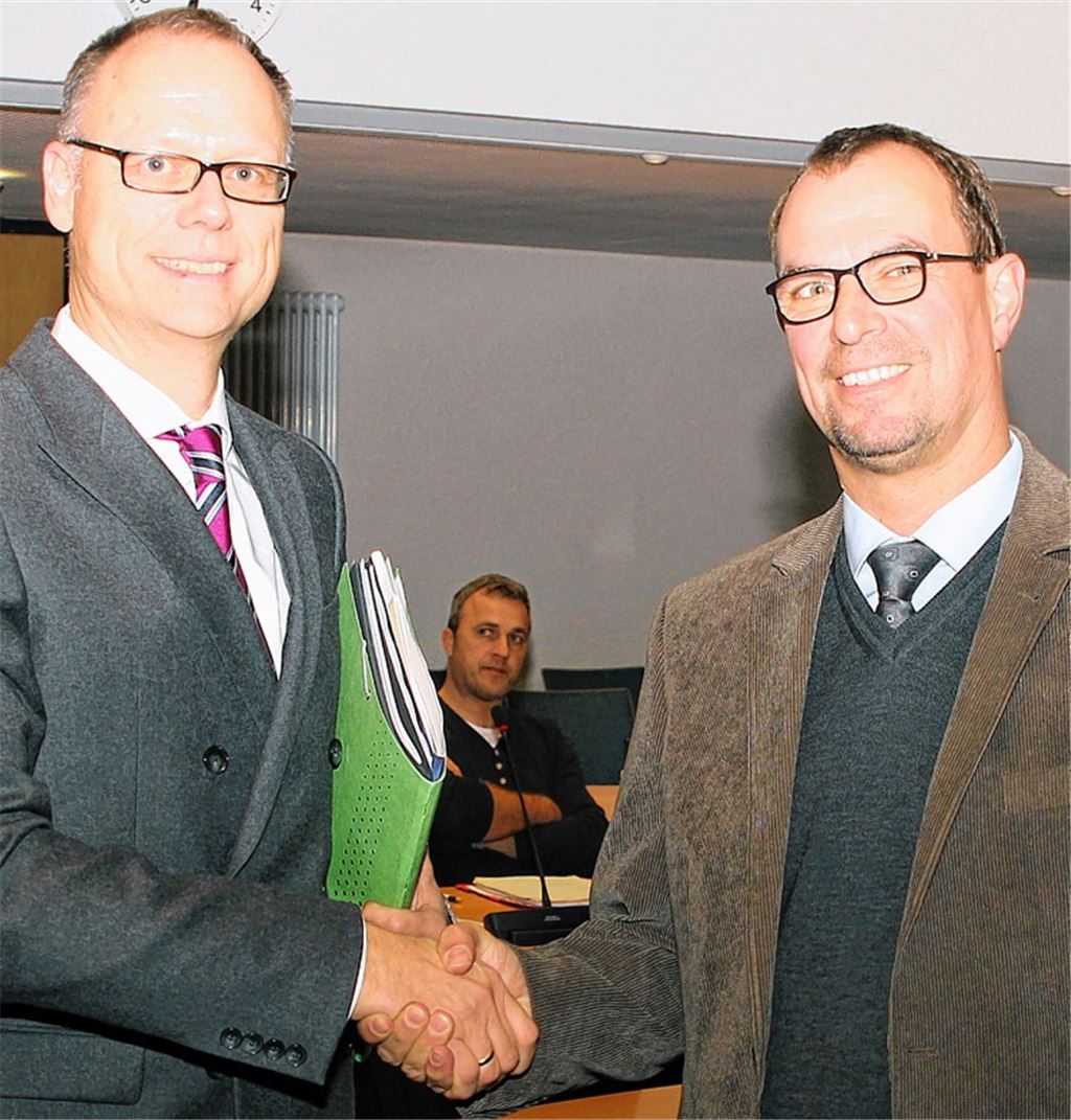 Situation mit Symbolcharakter: Oberbürgermeister Schneider (re.) begrüßt den WFG-Geschäftsführer Steffen Schoch zur Vorstellung im Verwaltungsausschuss – und bald könnte umgekehrt Schoch den Mühlacker OB in der Gesellschafterversammlung der WFG begrüßen. 