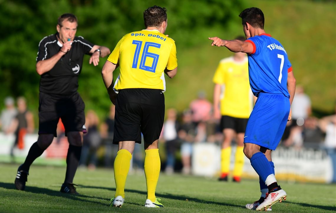 „Die Engpässe sind doch schon da“ Situationen wie diese gibt es immer öfter auf den Fußballplätzen: Der Schiedsrichter trifft eine Entscheidung und muss sich danach auf Diskussionen einlassen.Archivfoto: Schüller