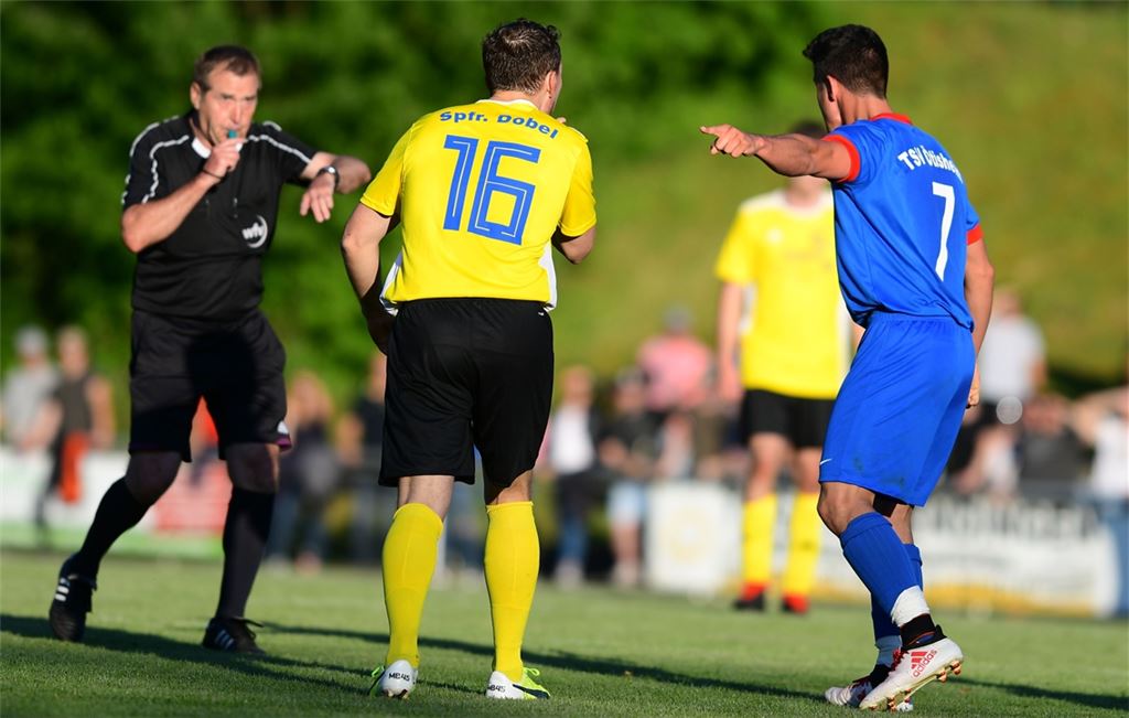 Situationen wie diese gibt es immer öfter auf den Fußballplätzen: Der Schiedsrichter trifft eine Entscheidung und muss sich danach auf Diskussionen einlassen.Archivfoto: Schüller