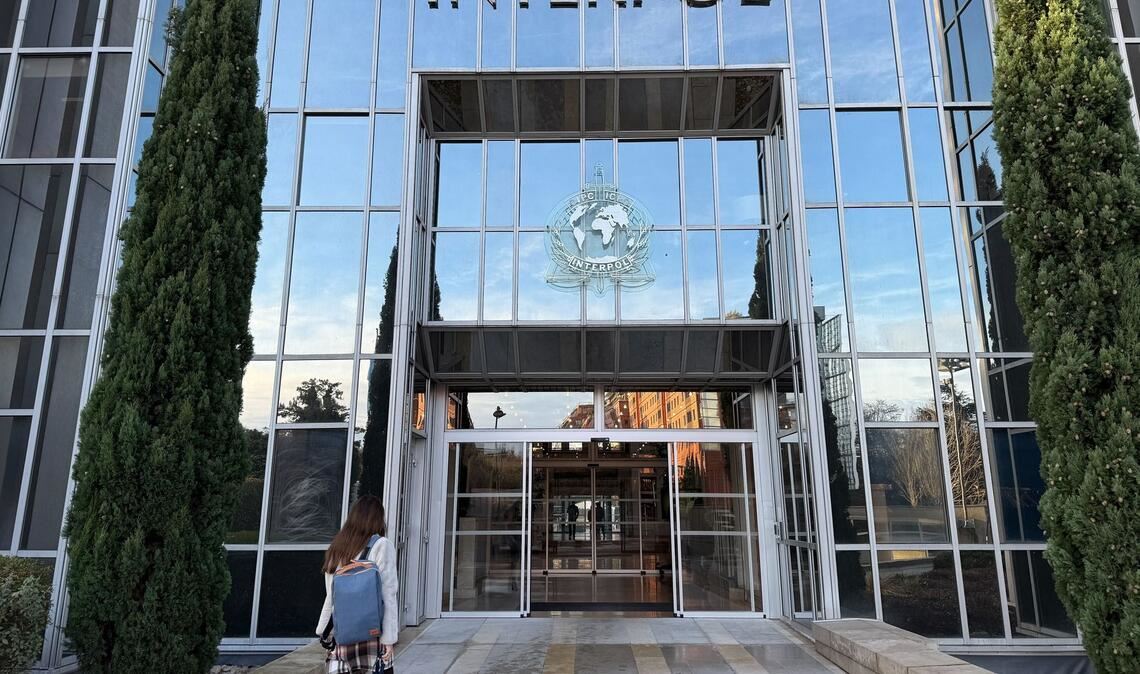Sitz von Interpol in Lyon (Archivbild). Vor mehr als 20 Jahren wurde ihre Leiche in einer Regentonne in Frankreich gefunden - nun ist die Frau identifiziert und ein Verdächtiger geschnappt.