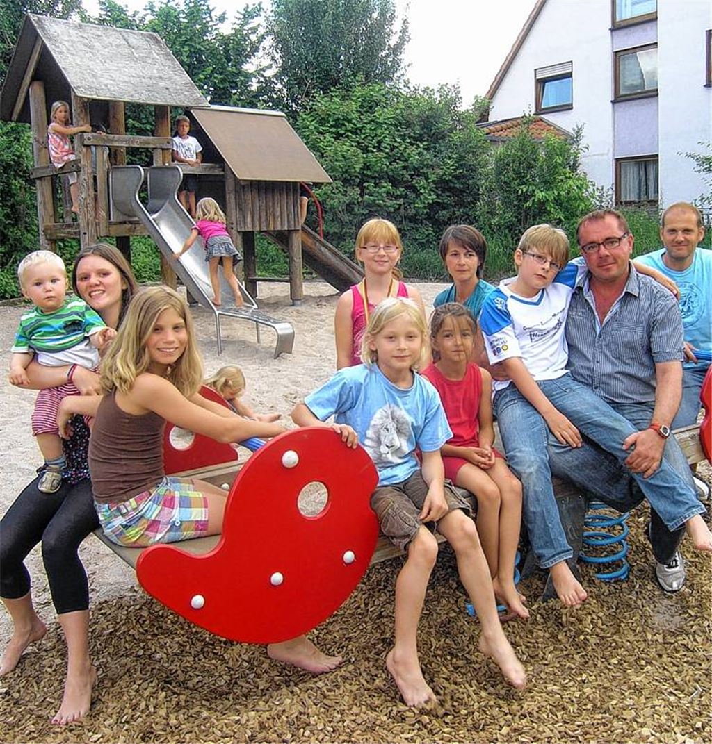 Sitzen? Das ist auf dem Spielplatz im Bannholz zum Leidwesen vieler Eltern nur auf dem bewegten Untergrund der Wippe möglich.