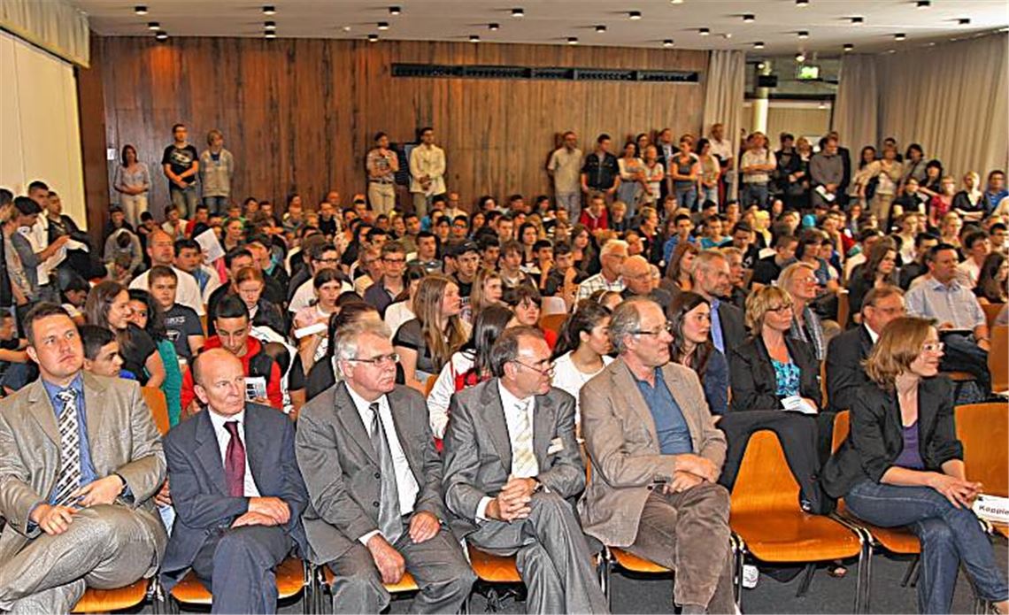Sitzplätze sind Mangelware: Großer Bahnhof beim Ausbildungsgipfel im Pforzheimer Reuchlinhaus mit Schülern und Vertretern von Firmen und Verbänden. 