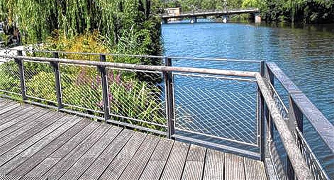 Sitzstufen oder Balkon? Der Gartenschauausschuss entscheidet sich für die preiswertere Treppenlösung – rechts ein Beispiel aus Nagold.