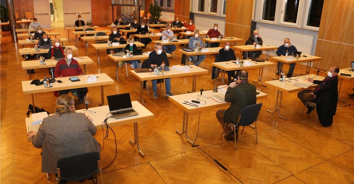 Sitzung mit Maske im Uhlandbau