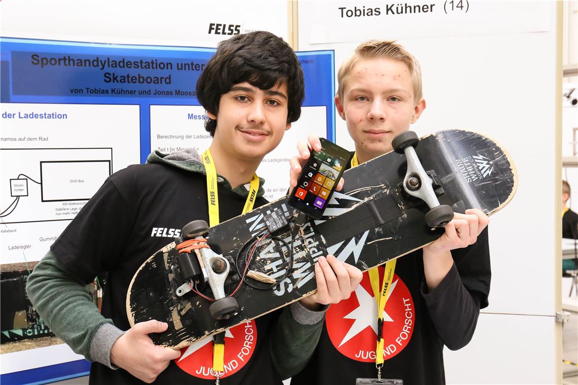 Skateboard als Energiespender für Akkus Skateboard lädt Handyakku auf: Jonas Moosavi (li.) aus Mühlacker und Tobias Kühner nutzen die Energie sinnvoll und holen den ersten Preis bei „Schüler experimentieren“. Fotos: Hansen