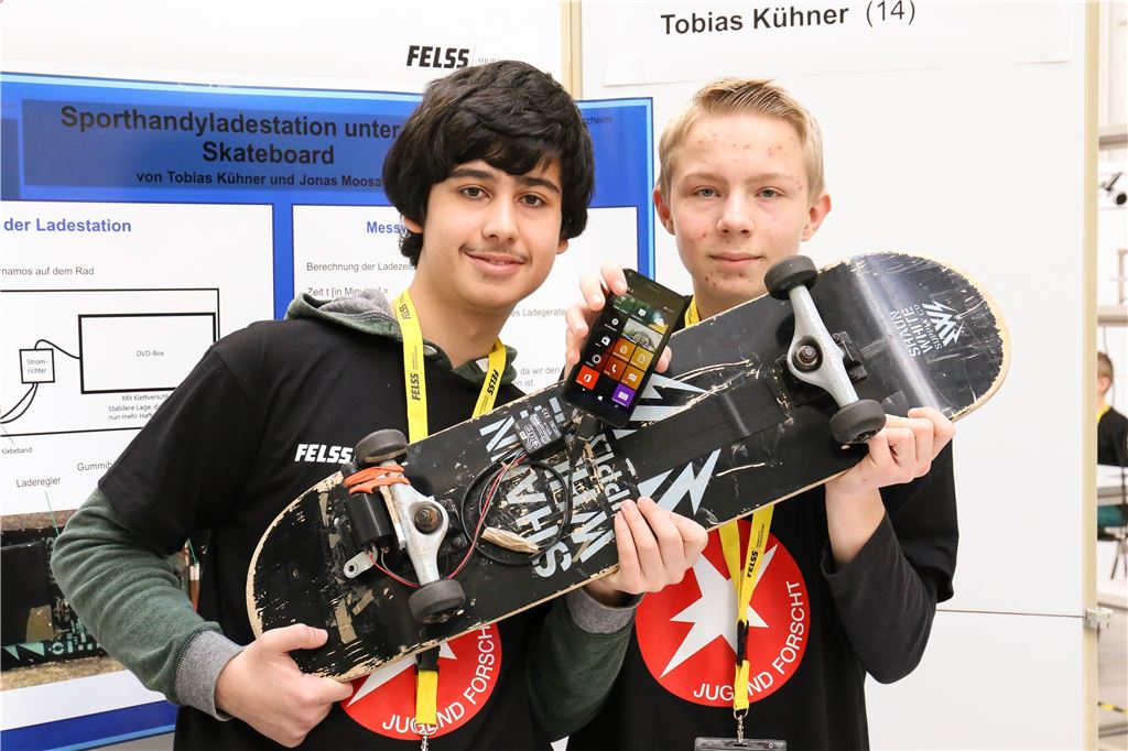 Skateboard lädt Handyakku auf: Jonas Moosavi (li.) aus Mühlacker und Tobias Kühner nutzen die Energie sinnvoll und holen den ersten Preis bei „Schüler experimentieren“.  Fotos: Hansen