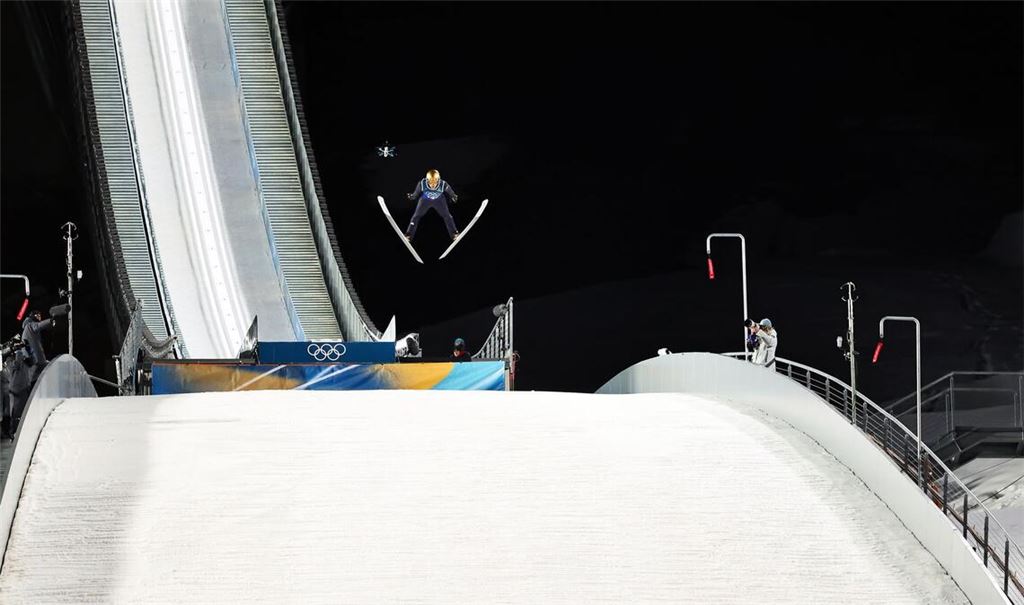 Skispringer Philipp Raimund überragte mit dem Olympiasieg.