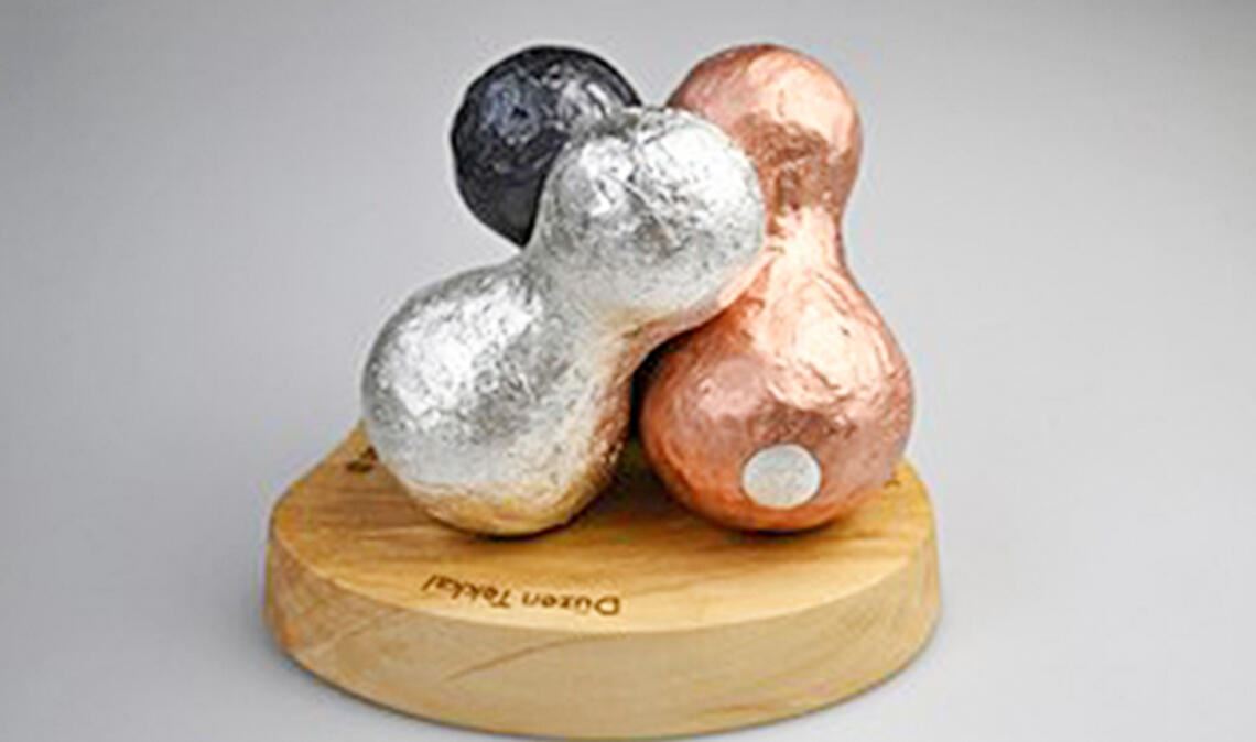 Skulptur zum Friedenspreis.Foto: Johann Seibert