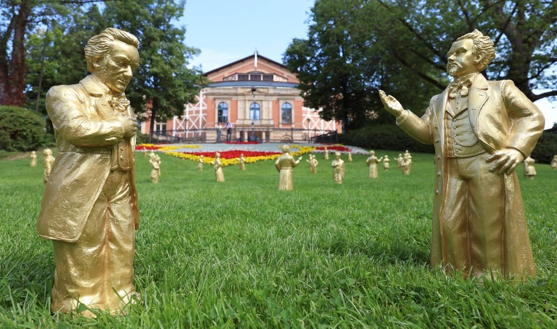 Skulpturen des Künstlers Ottmar Hörl, welche Richard Wagner und seinen Förderer, König Ludwig II. (rechts) darstellen, stehen vor dem Festspielhaus Bayreuth. (Archivbild)
