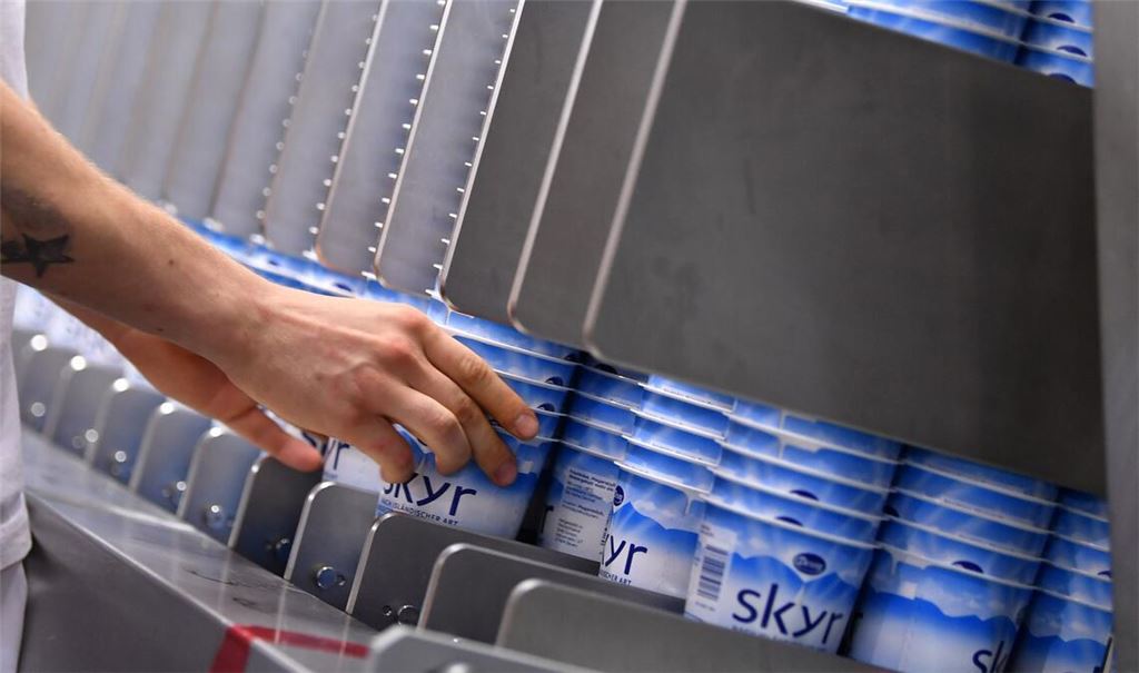 Skyr ist vom Geschmack her ähnlich wie Joghurt und Quark.