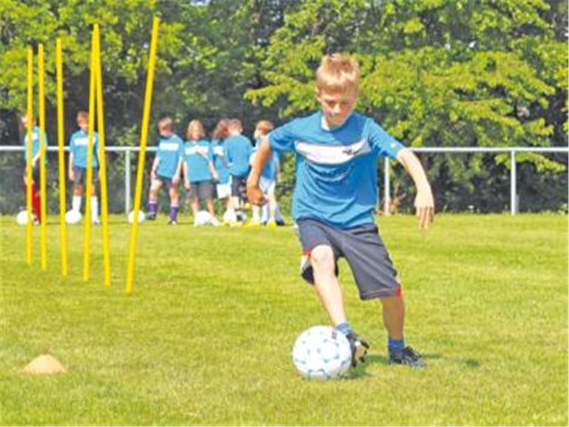 Slalom durch den Stangenwald: Ganz enge Ballführung ist dabei gefragt. Im echten Spiel soll schließlich der Gegner das Spielgerät nicht erobern können. Foto: Appich