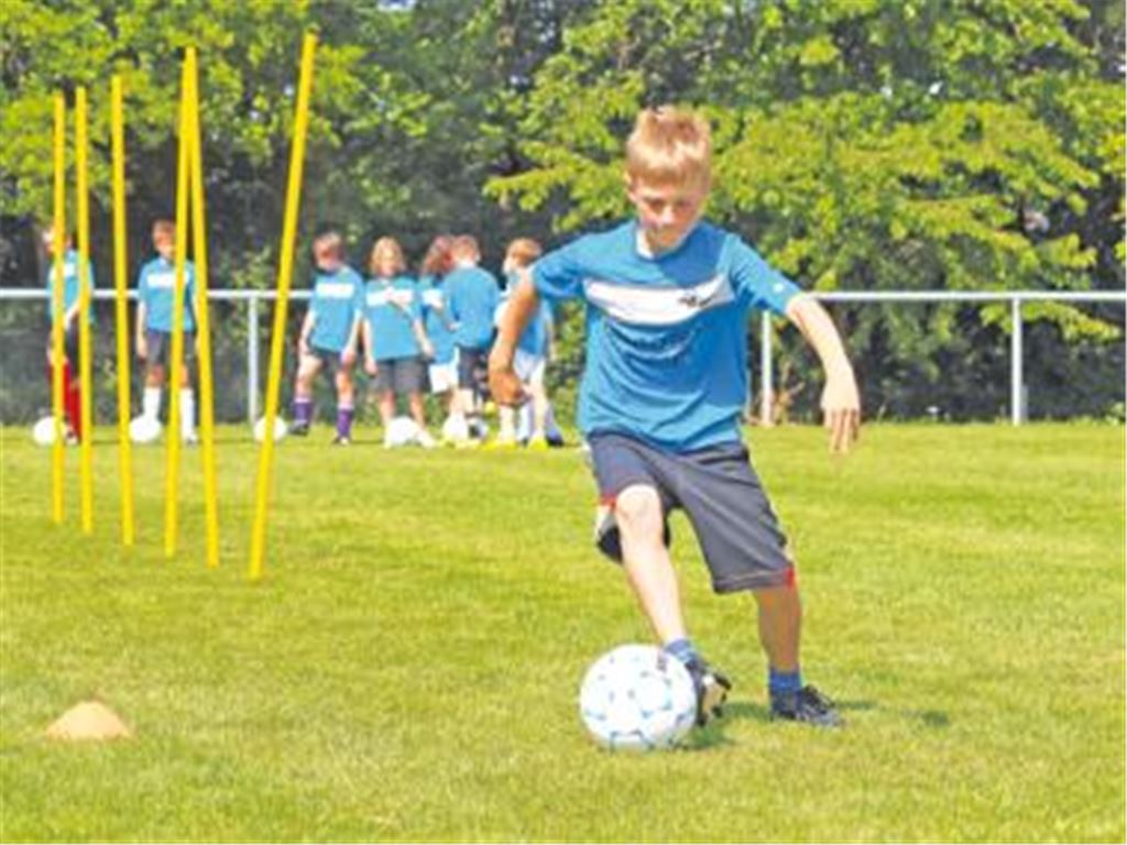Slalom durch den Stangenwald: Ganz enge Ballführung ist dabei gefragt. Im echten Spiel soll schließlich der Gegner das Spielgerät nicht erobern können. Foto: Appich