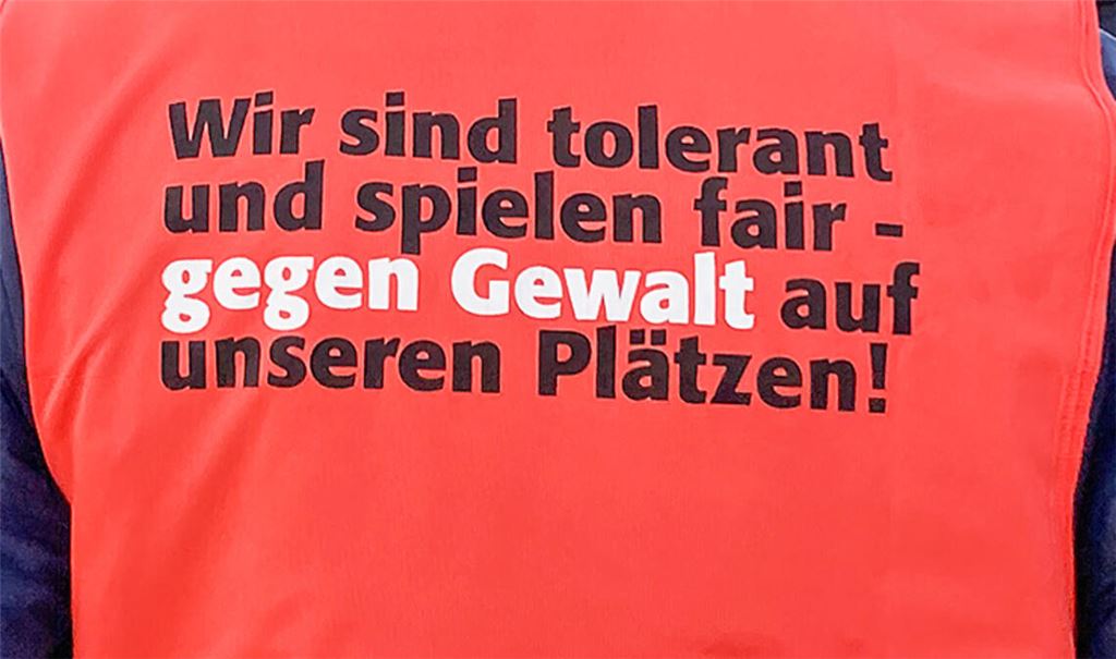 Slogan auf dem Rücken eines Ordners bei einem Fußballspiel in der Region. Leider kommt es immer wieder zu Körperverletzungen im Rahmen von Partien. Symbolfoto: Archiv