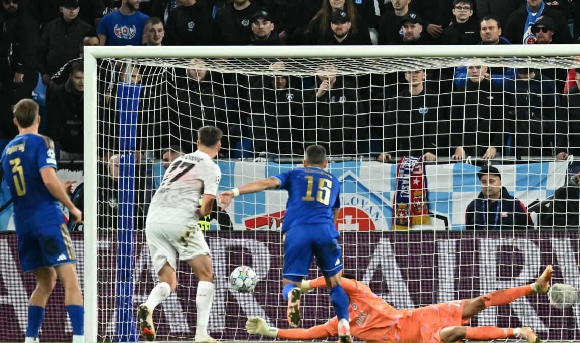 Slovan-Torhüter Dominik Takáč wehrt einen Ball des VfB ab.