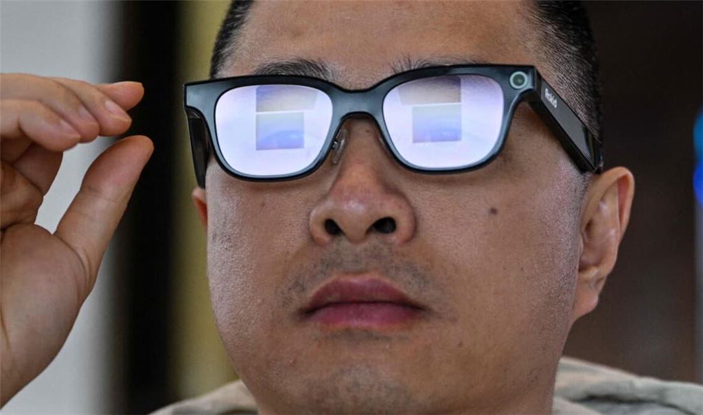 Smart Glasses können die Umgebung vollständig analysieren und filmen. Das Problem: Umstehende erkennen nicht, ob sie gefilmt werden. Nur ein winziges, kaum erkennbares LED-Lämpchen am Brillenbügel deutet auf eine laufende Kamera hin.