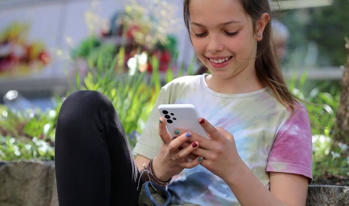 Smartphone in Kinderhand: ein riskantes Spielzeug.