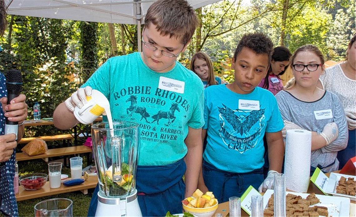 Smoothiemeister Leon kippt die Zutaten für eine leckere und vor allem gesunde Mahlzeit in den Mixer. Foto: Wendelstein