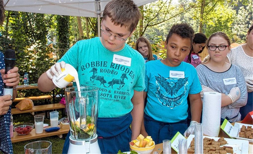 Smoothiemeister Leon kippt die Zutaten für eine leckere und vor allem gesunde Mahlzeit in den Mixer. Foto: Wendelstein