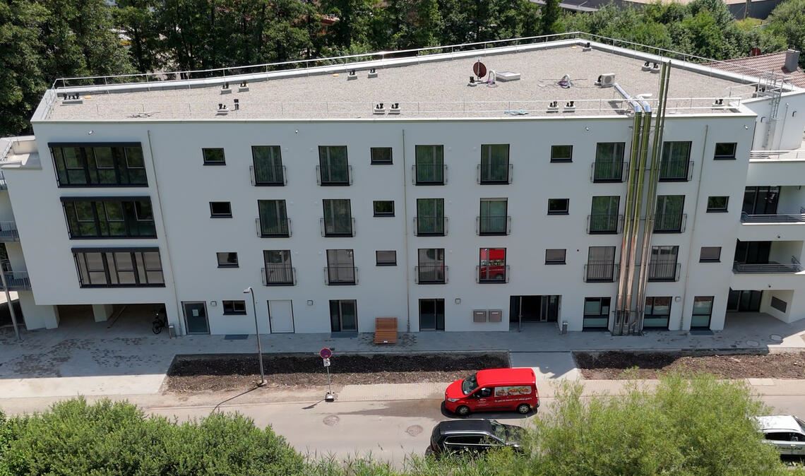 So ähnlich wie das „Haus Rückenwind“ in Nagold, wo das Außengelände und die PV-Anlage anders als auf dem Bild fertiggestellt sind, könnte der Bau in Mühlacker aussehen. Foto: privat