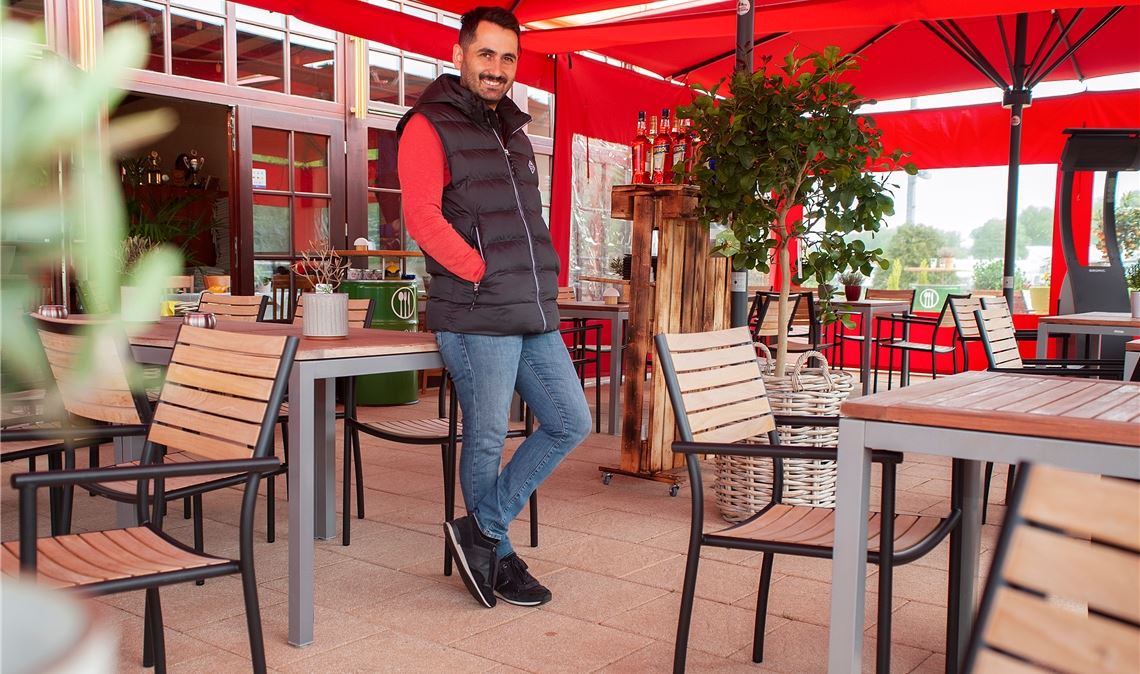 „So aufgeregt war ich noch nie“, beschreibt Gürkan Seyrek in der Enzberger Viktoria-Gaststätte seine Vorfreude. Ein Zelt schützt die Gäste, die schon viel reserviert haben, auf der Terrasse. Foto: Fotomoment